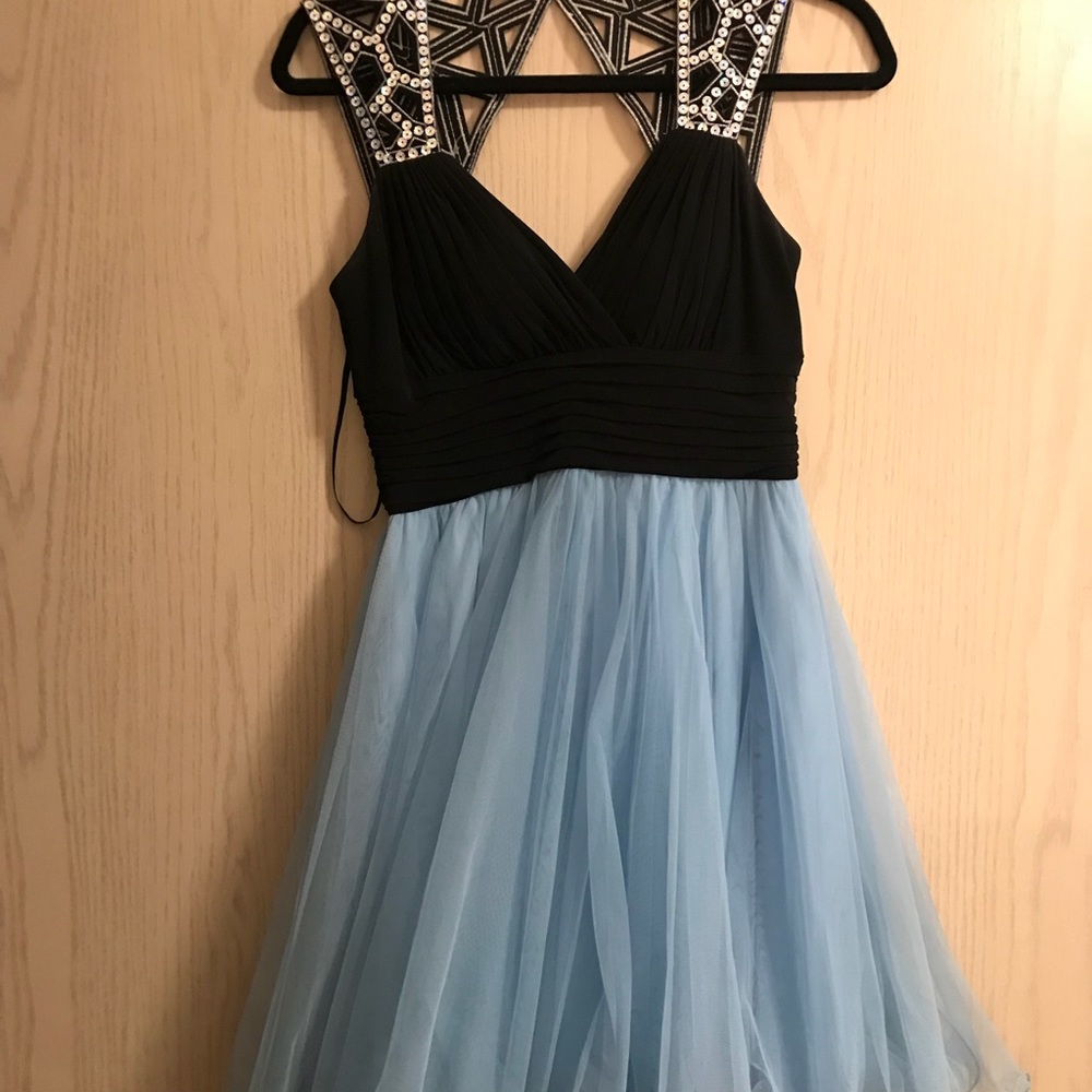 princess style dress. (ONLY WORN ONCE) (size 5)